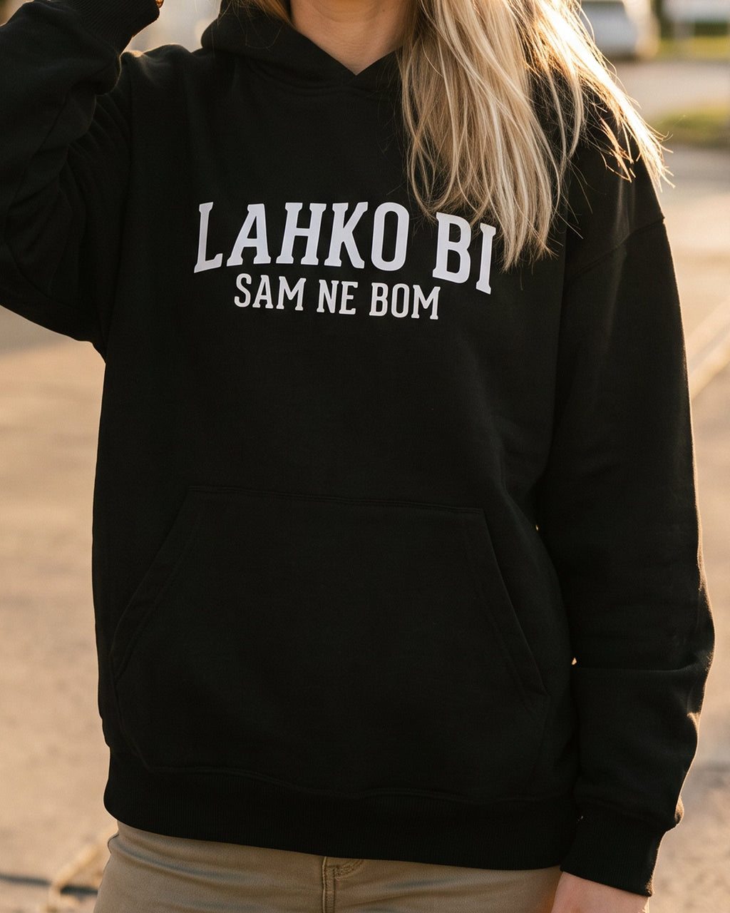 pulover s kapuco "lahko bi, sam ne bom" - na modelu, črna