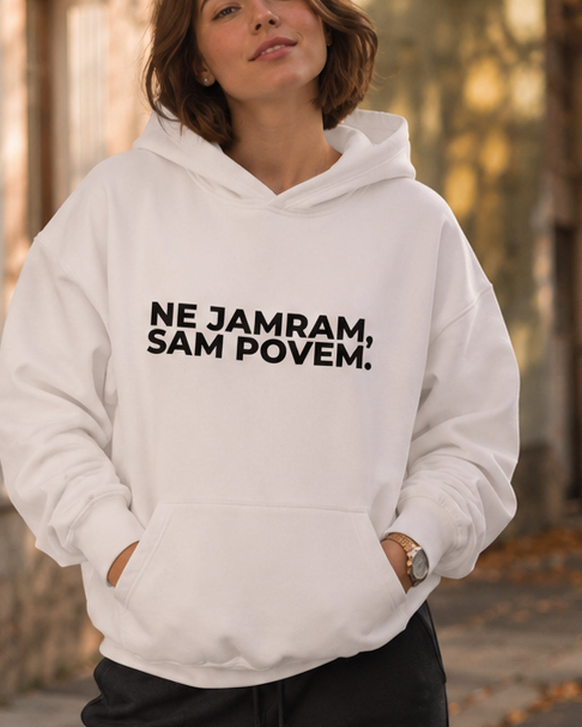 pulover s kapuco "ne jamram, sam povem." - lifestyle bel crop