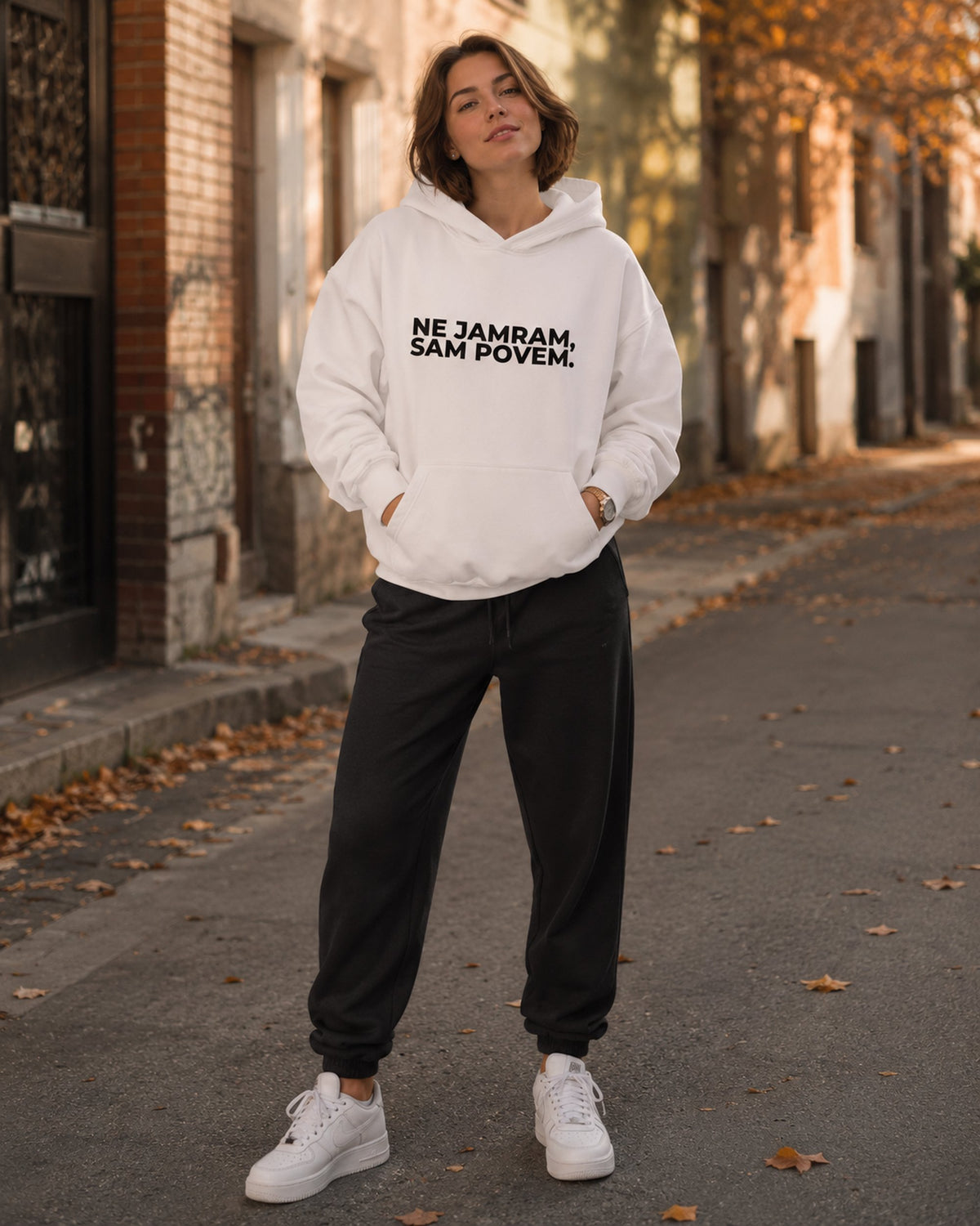 pulover s kapuco "ne jamram, sam povem." - lifestyle bel