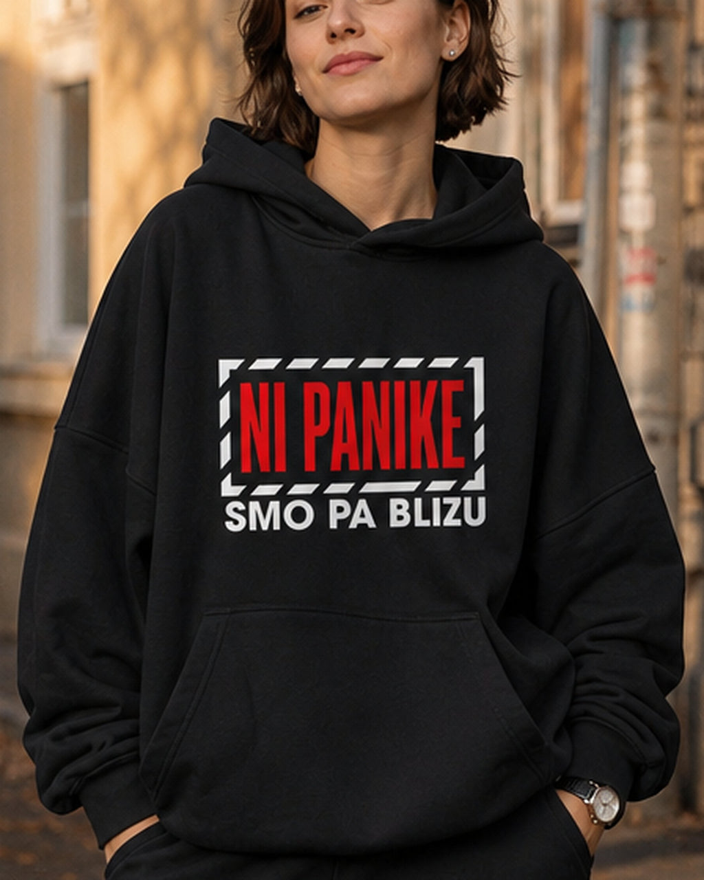 pulover s kapuco "NI PANIKE" - lifestyle črn crop