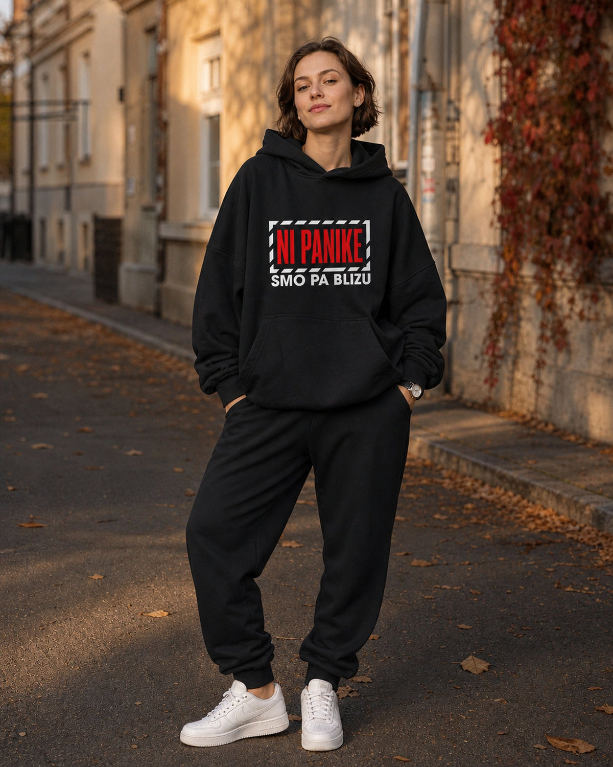 pulover s kapuco "NI PANIKE" - lifestyle črn