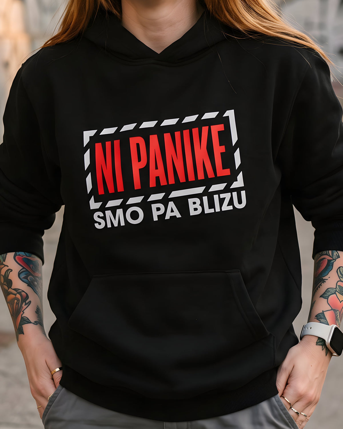 pulover s kapuco "ni panike" - na modelu, črna