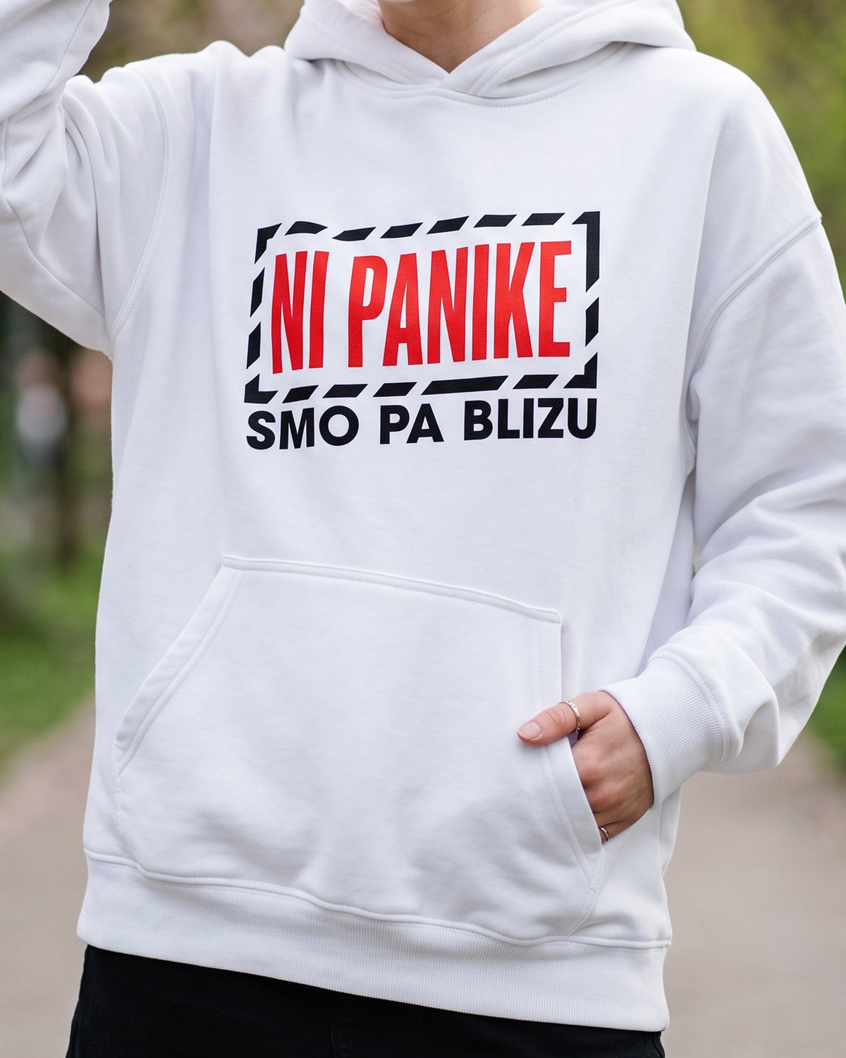 pulover s kapuco "ni panike" - na modelu, bela