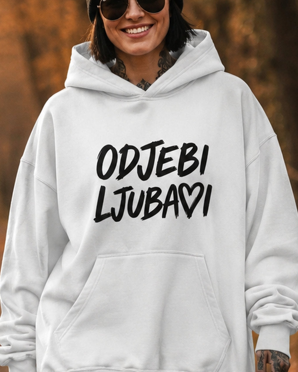 pulover s kapuco "odjebi ljubavi" - lifestyle bel crop