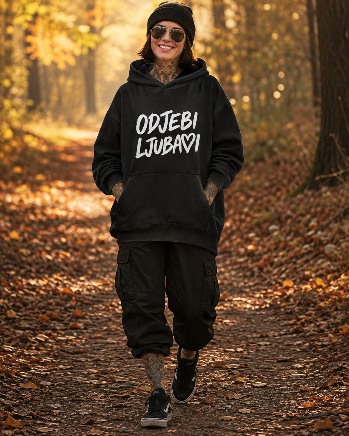 pulover s kapuco "odjebi ljubavi" - lifestyle črn