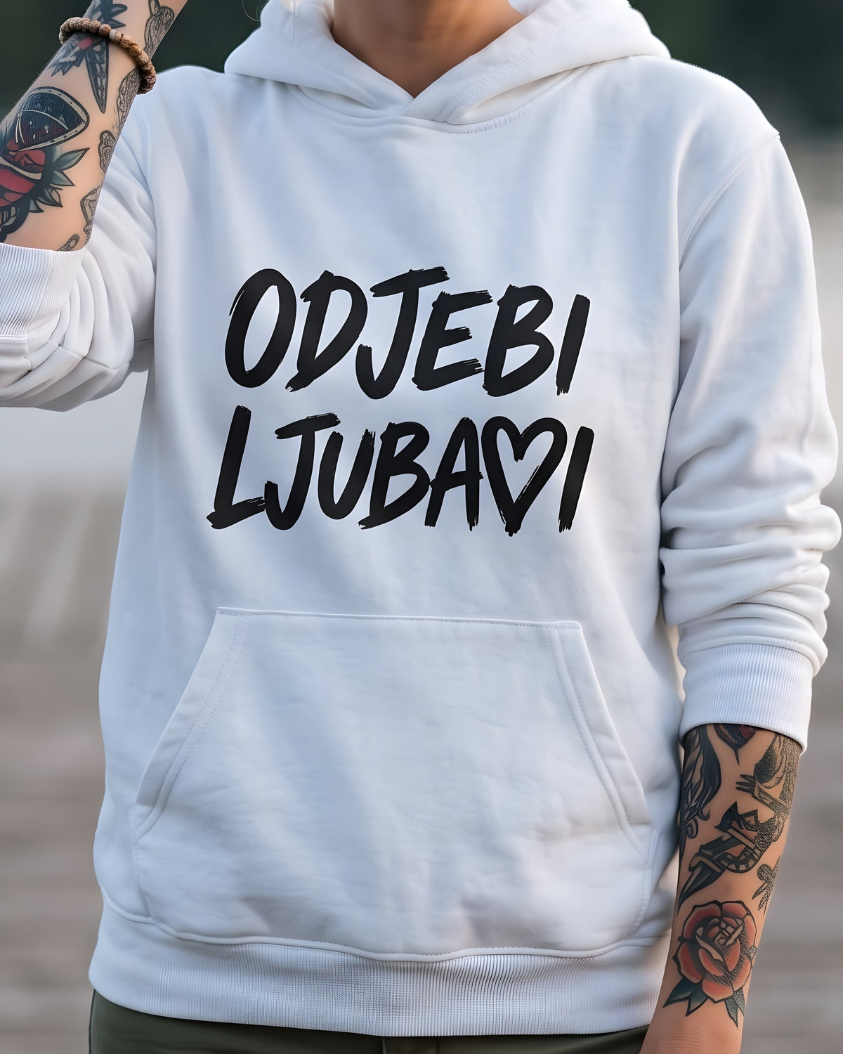 pulover s kapuco "odjebi ljubavi" - na modelu, bela