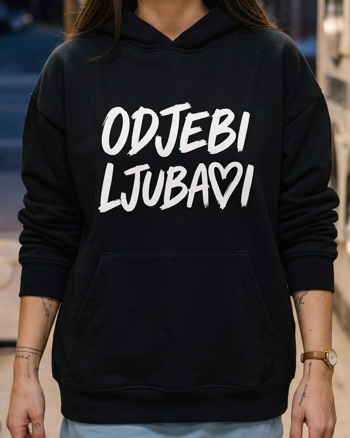 pulover s kapuco "odjebi ljubavi" - na modelu, črna