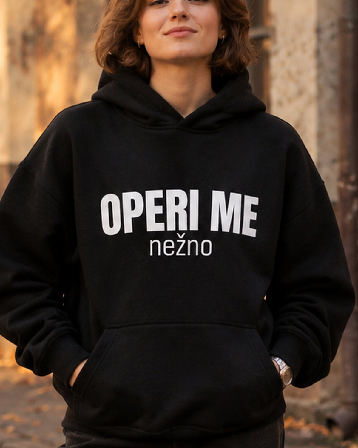 pulover s kapuco "operi me nežno" - lifestyle črn crop