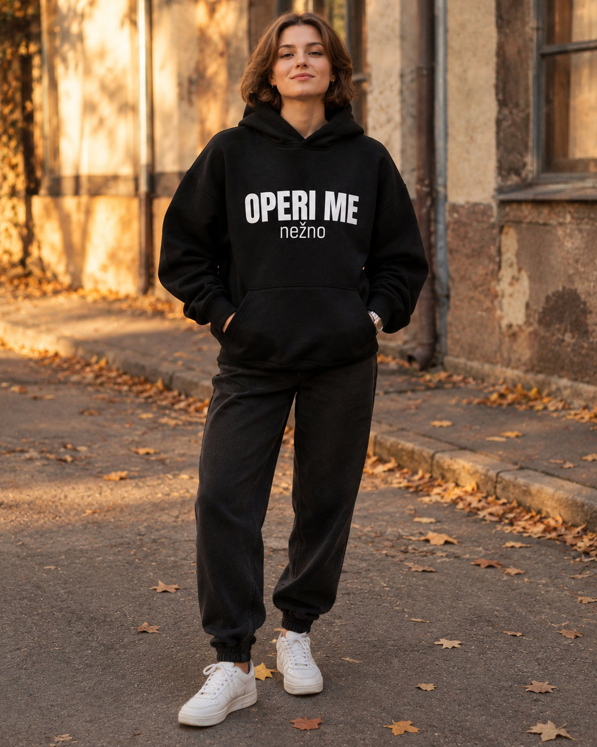 pulover s kapuco "operi me nežno" - lifestyle črn