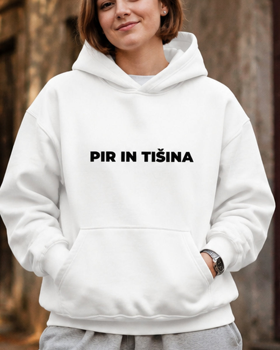 pulover s kapuco "pir in tišina" - lifestyle bel crop