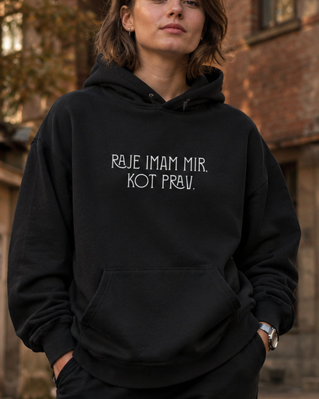pulover s kapuco "raje imam mir kot prav." - lifestyle črn crop