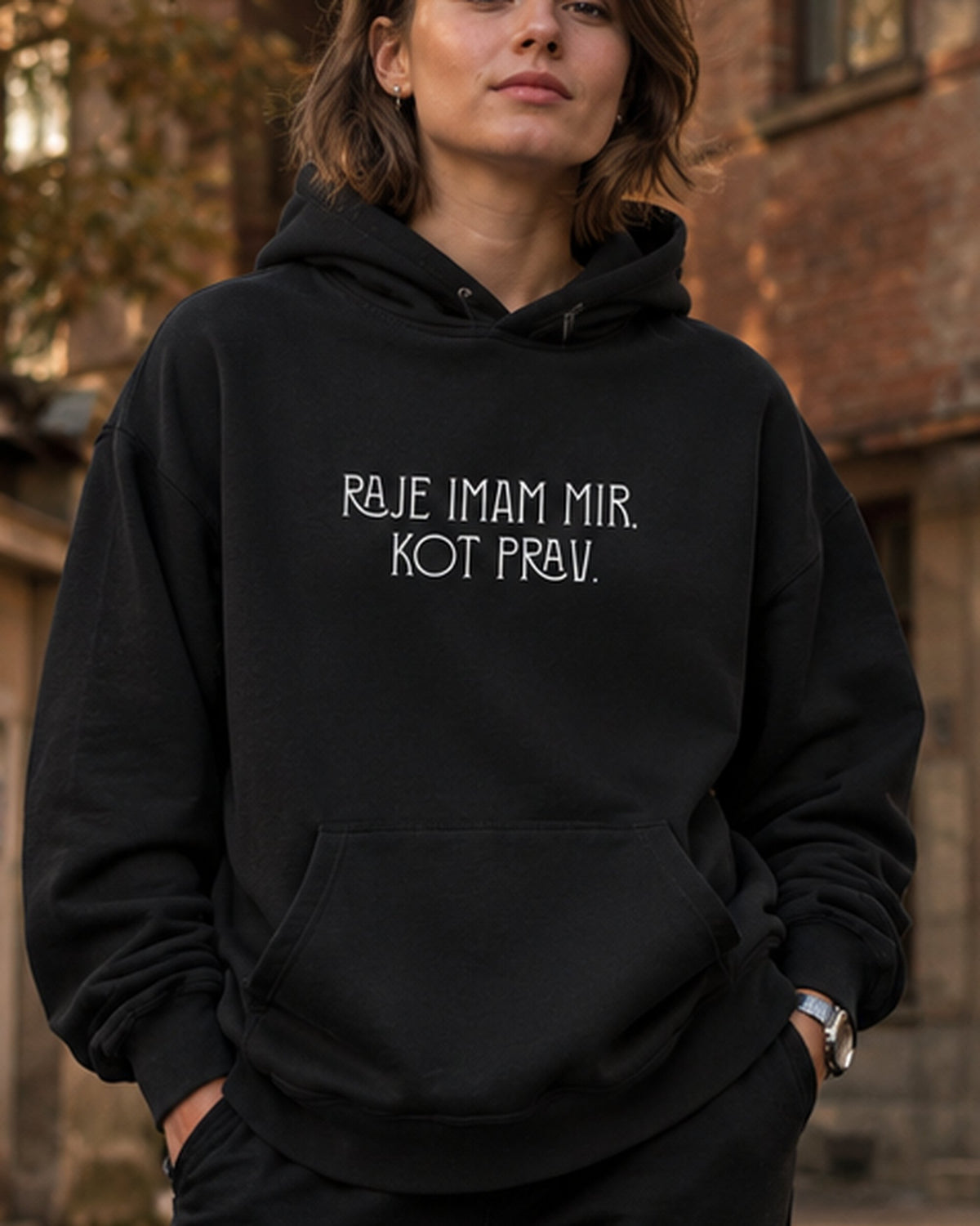 pulover s kapuco "raje imam mir kot prav." - lifestyle črn crop