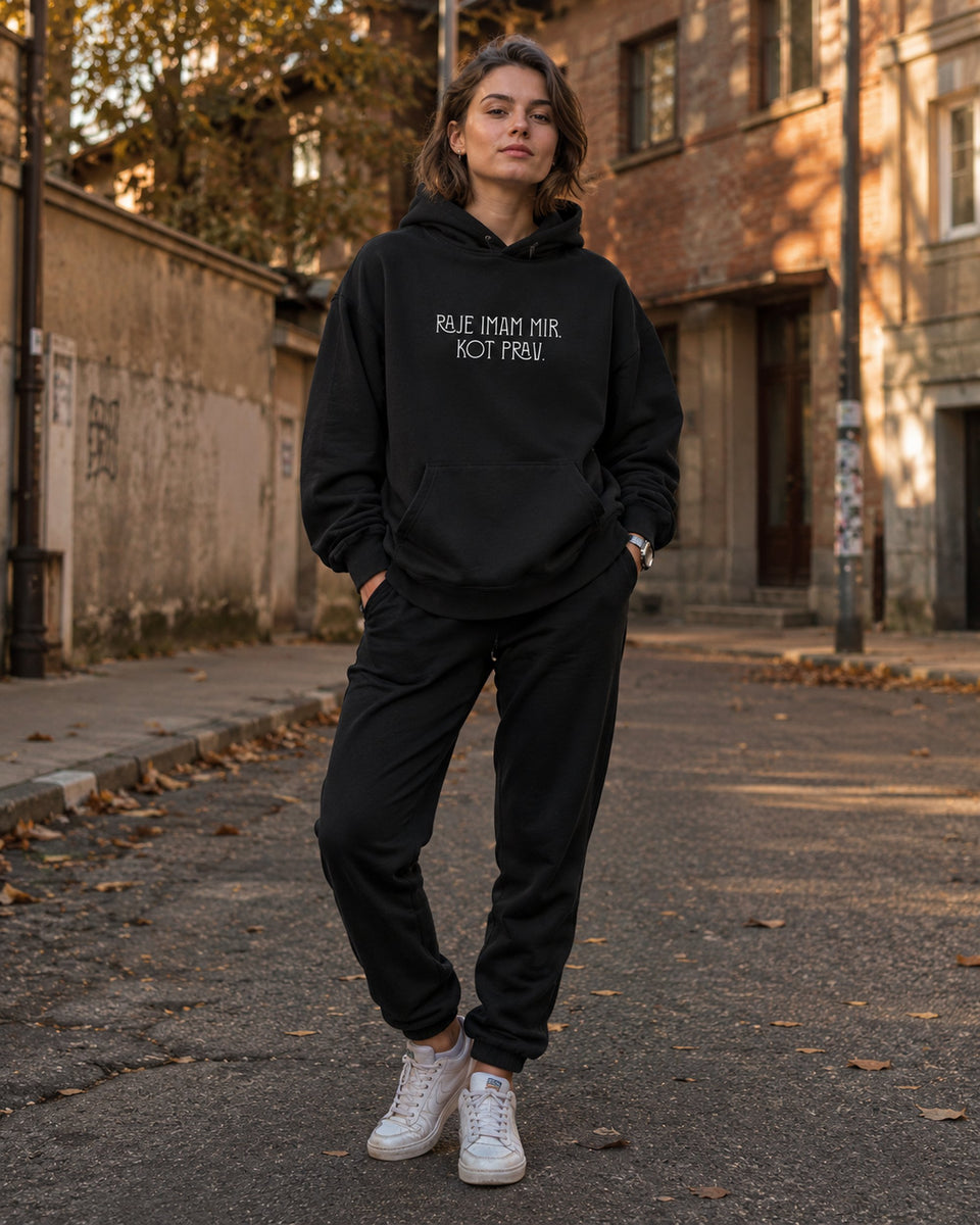 pulover s kapuco "raje imam mir kot prav." - lifestyle črn