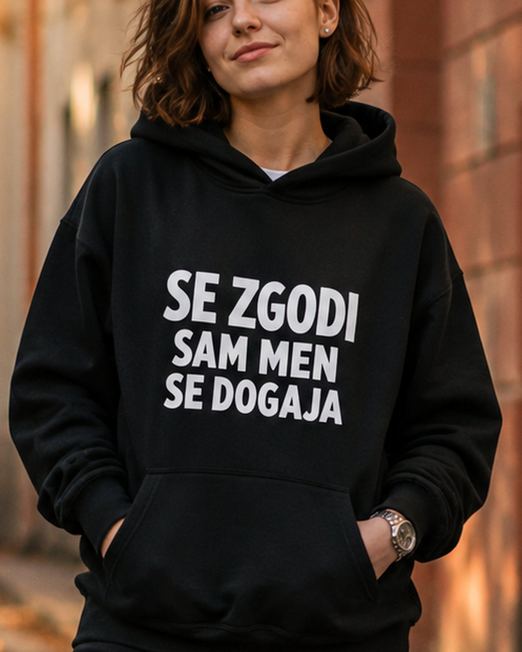 pulover s kapuco "se zgodi, sam men se dogaja" - lifestyle črn crop