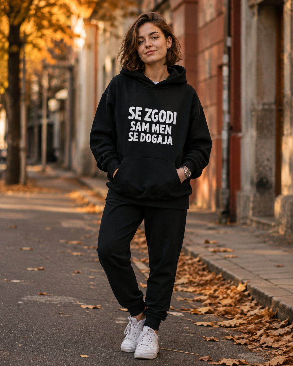pulover s kapuco "se zgodi, sam men se dogaja" - lifestyle črn