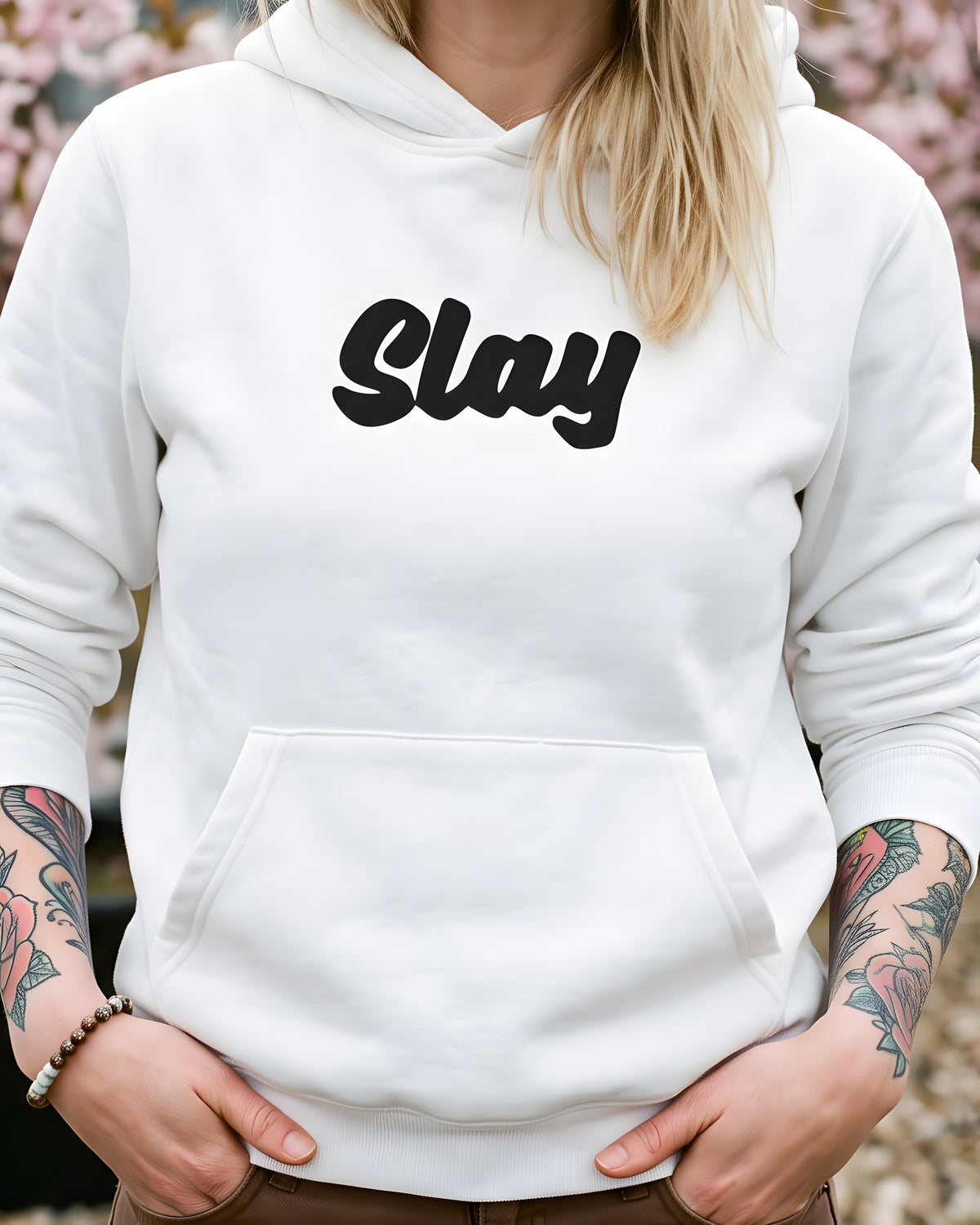 pulover s kapuco "slay" - na modelu, bela