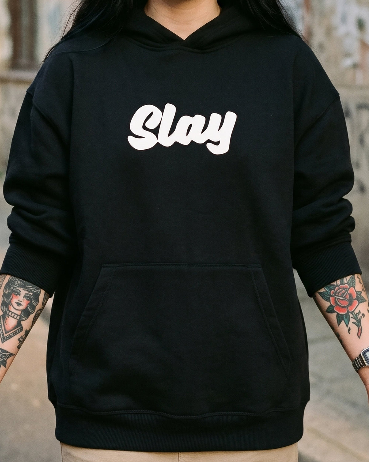 pulover s kapuco "slay" - na modelu, črna