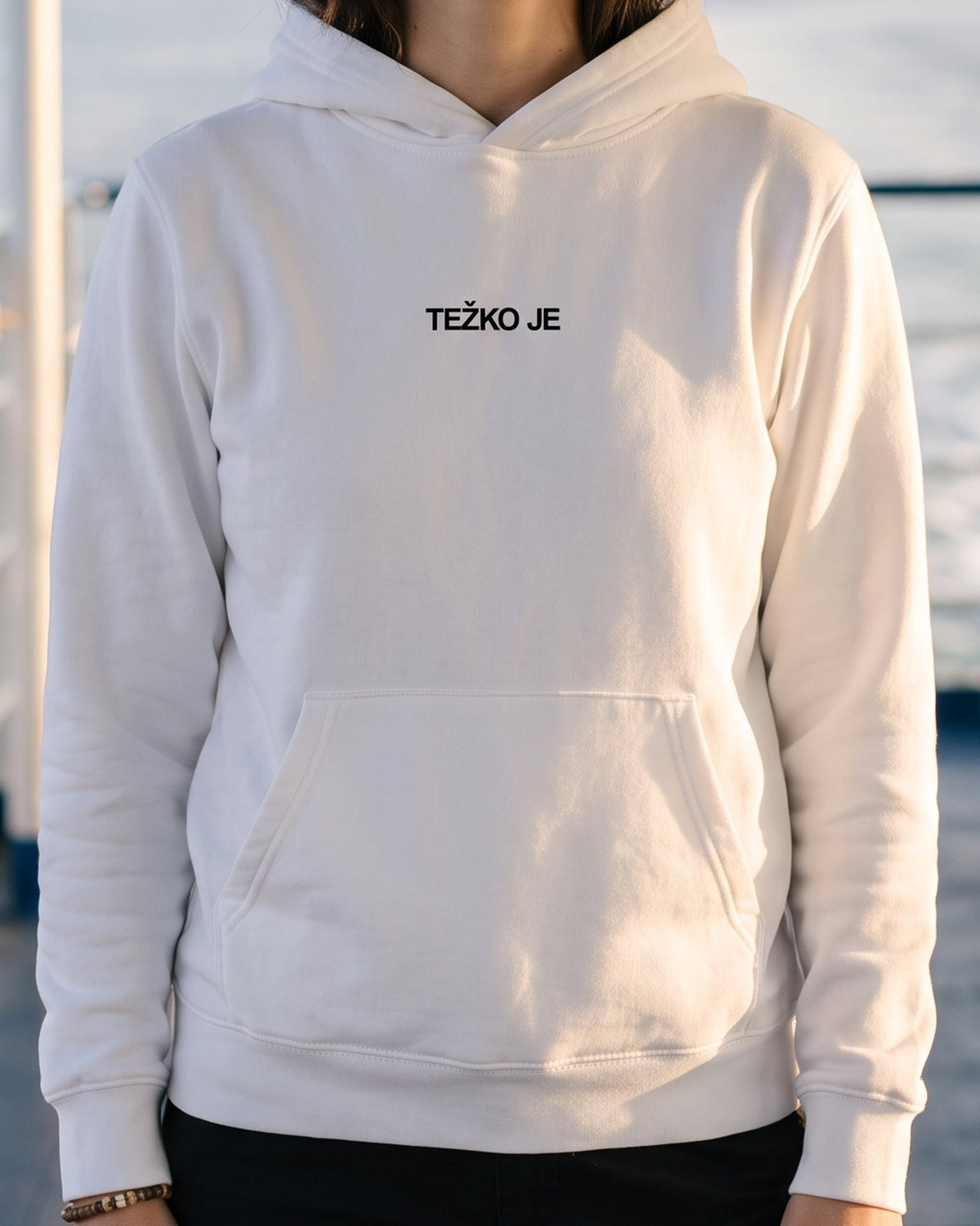 pulover s kapuco "težko je" - na modelu, bela