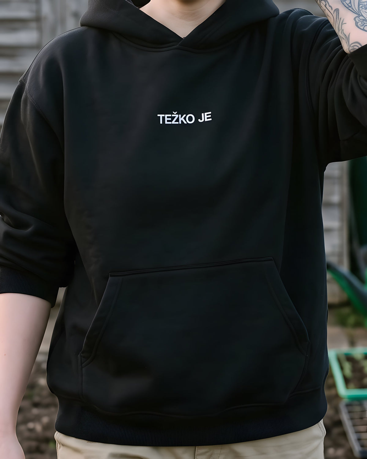 pulover s kapuco "težko je" - na modelu, črna
