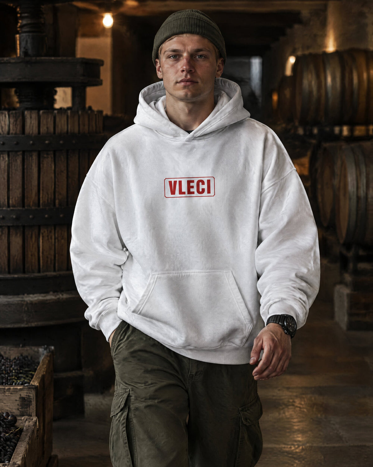 pulover s kapuco "vleci"