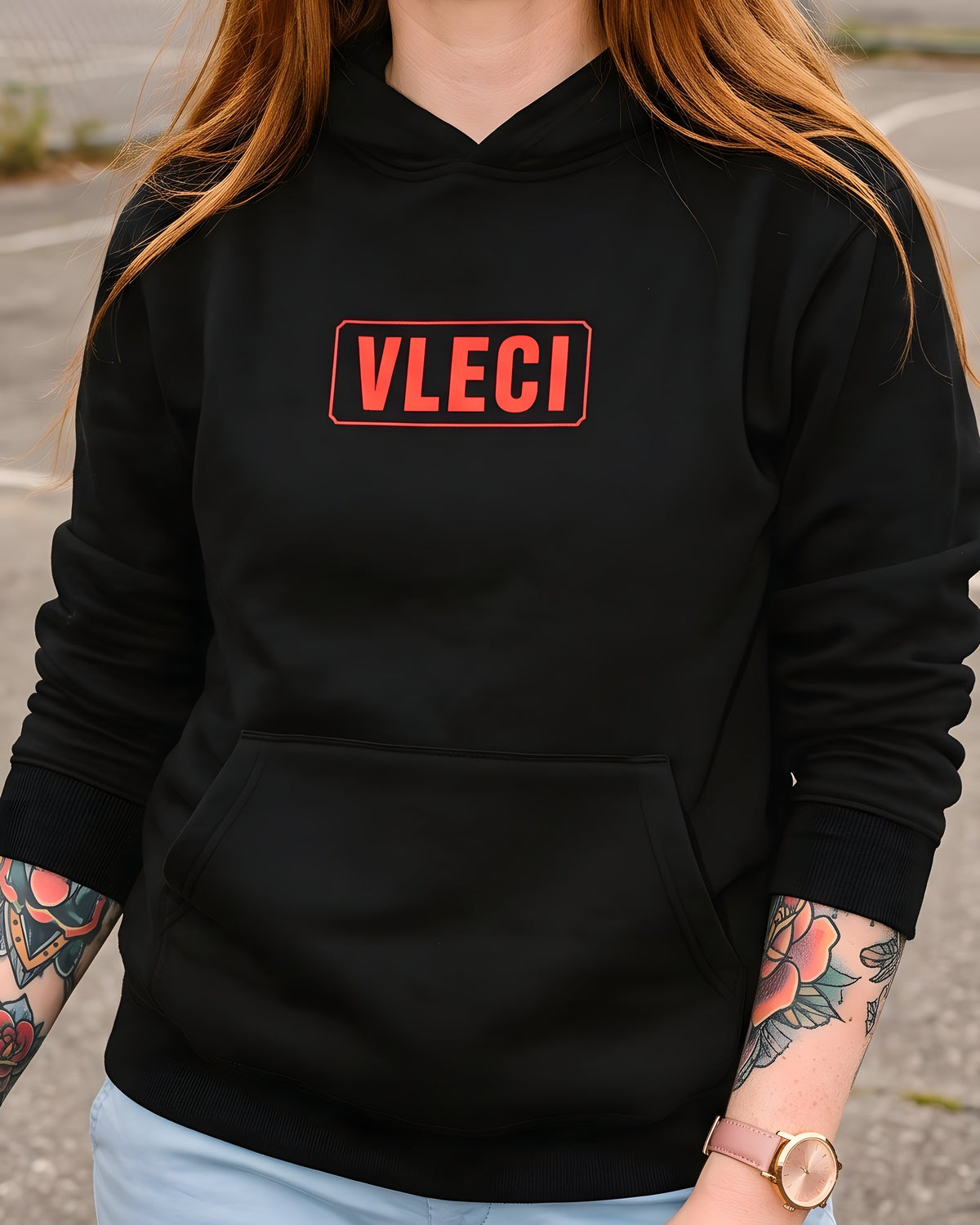 pulover s kapuco "vleci" - na modelu, črna