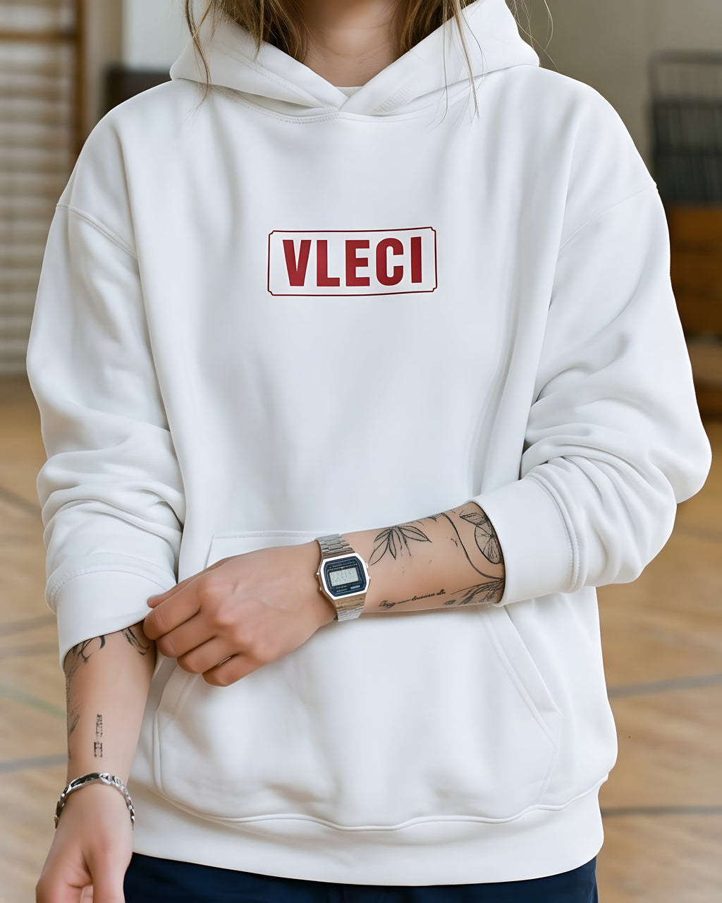 pulover s kapuco "vleci" - na modelu, bela