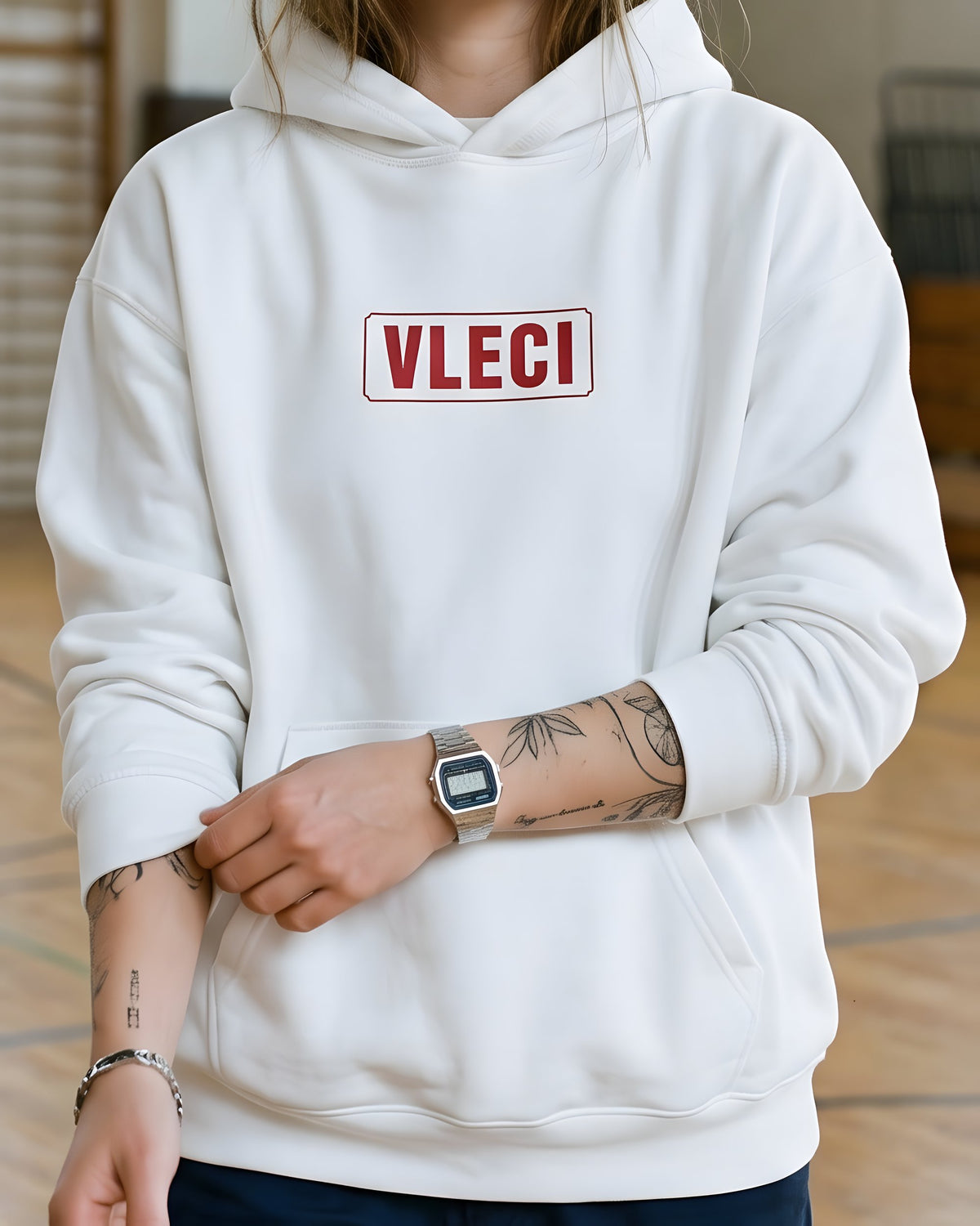 pulover s kapuco "vleci" - na modelu, bela