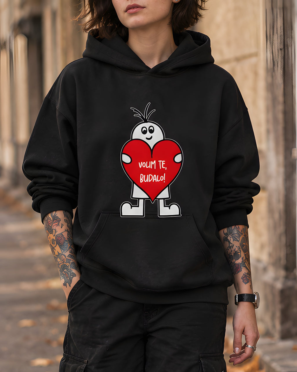 pulover s kapuco "volim te, budalo!" - izrez črna
