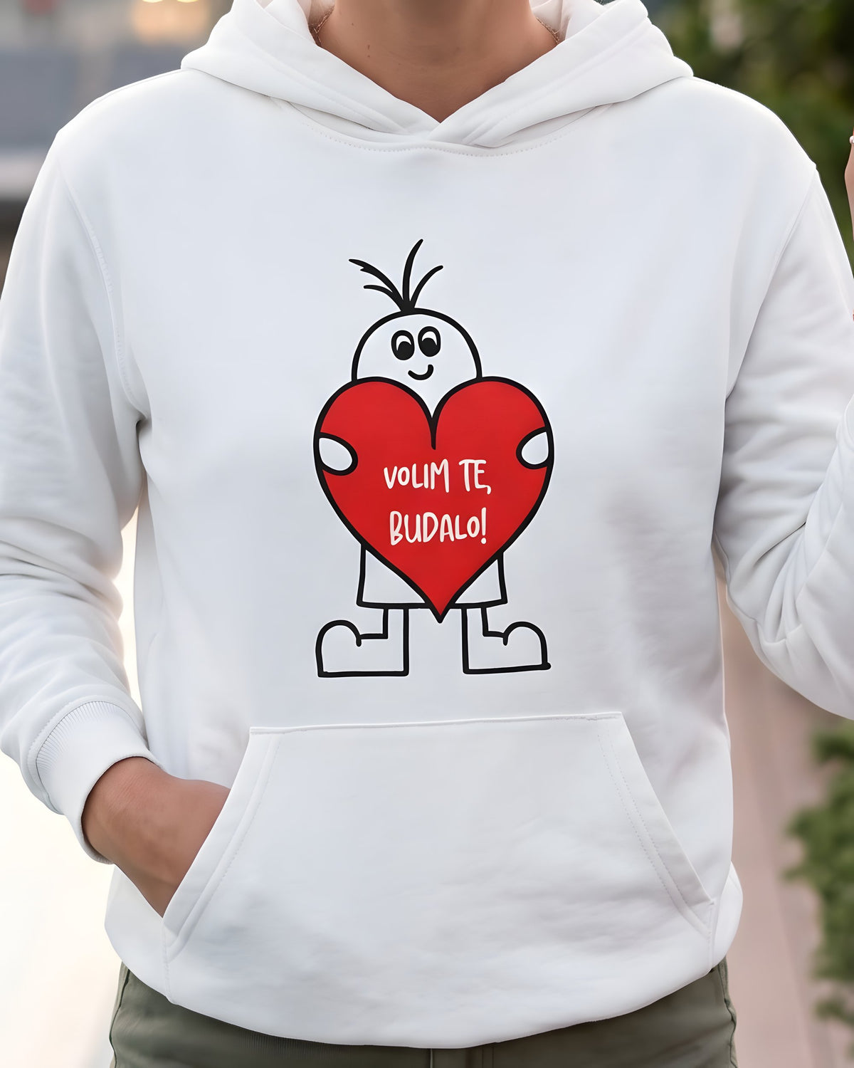 pulover s kapuco "volim te, budalo!" - na modelu, bela