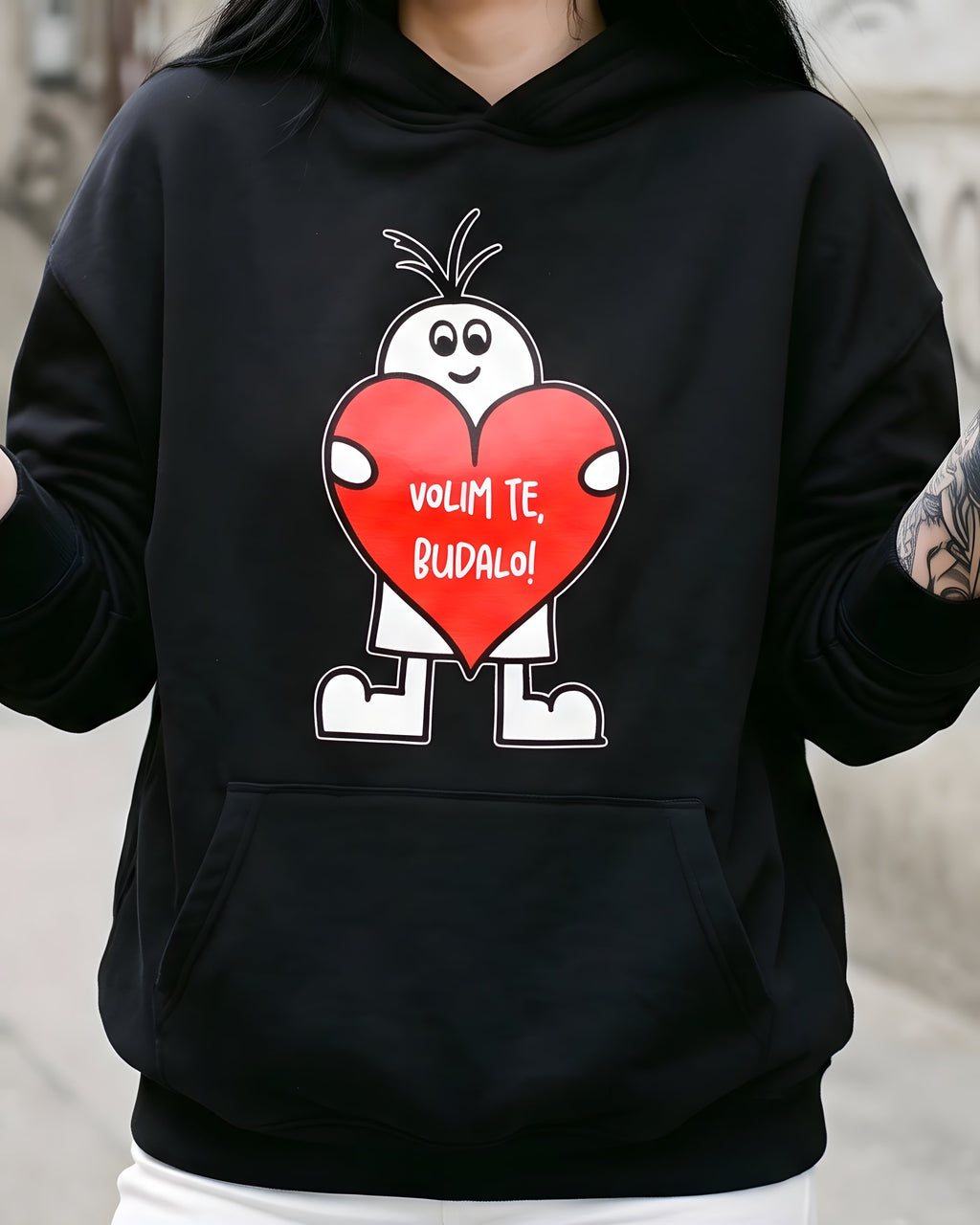 pulover s kapuco "volim te, budalo!" - na modelu, črna