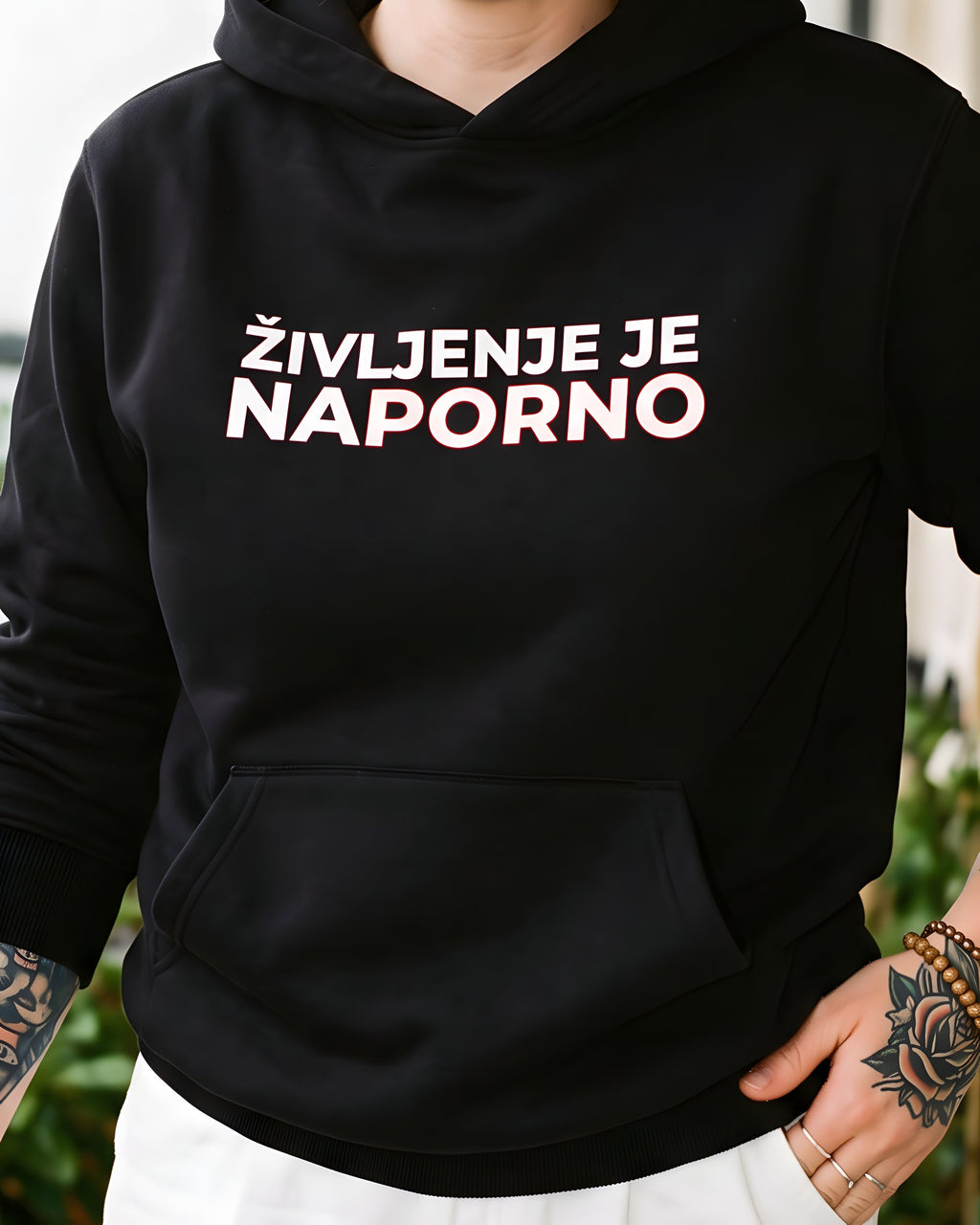 pulover s kapuco "življenje je na porno" - na modelu, črna