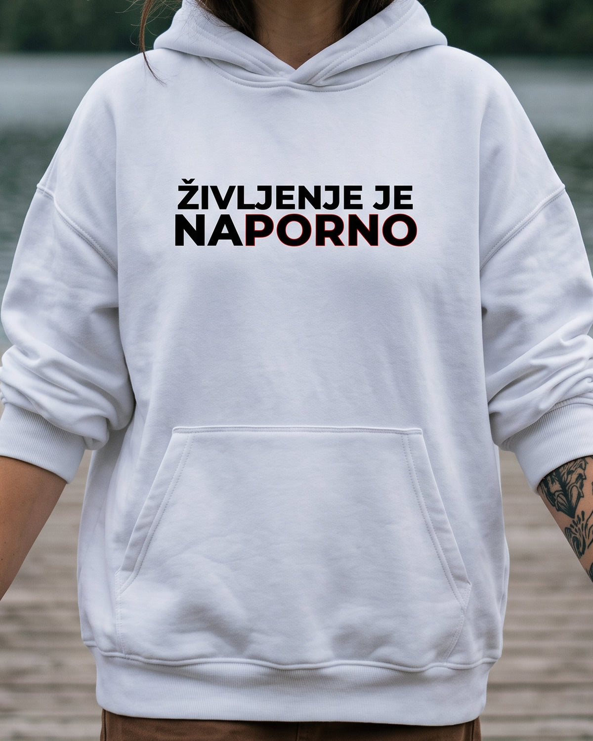 pulover s kapuco "življenje je na porno" - na modelu, bela