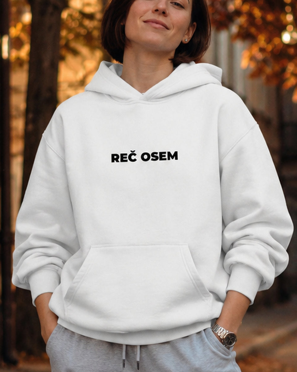 pulover s kapuco "reč osem" - lifestyle bel crop