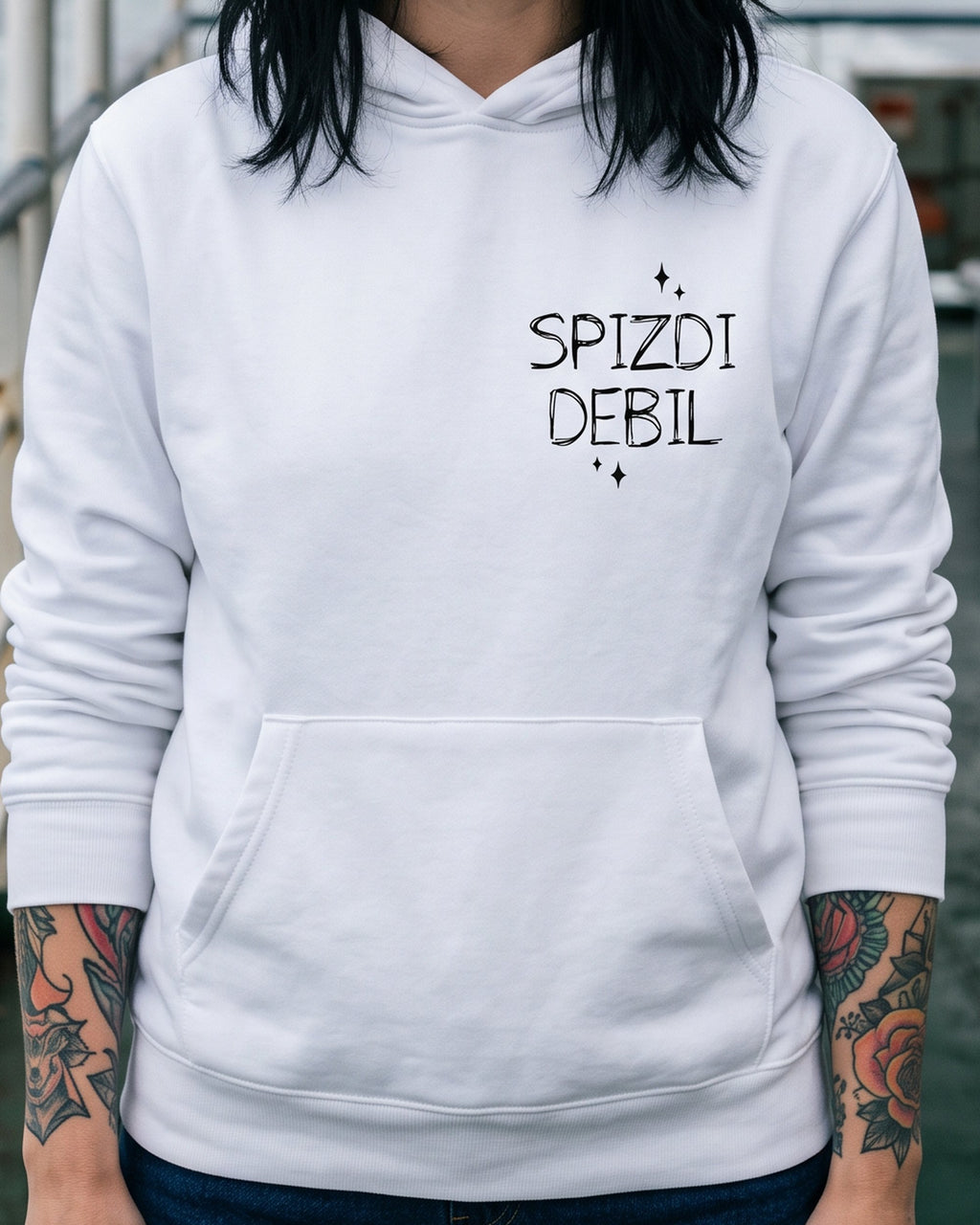 pulover s kapuco "klasik" - na modelu, bela