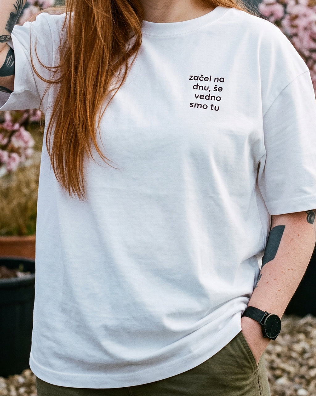majica "začel na dnu, še vedno smo tru" - na modelu, bela