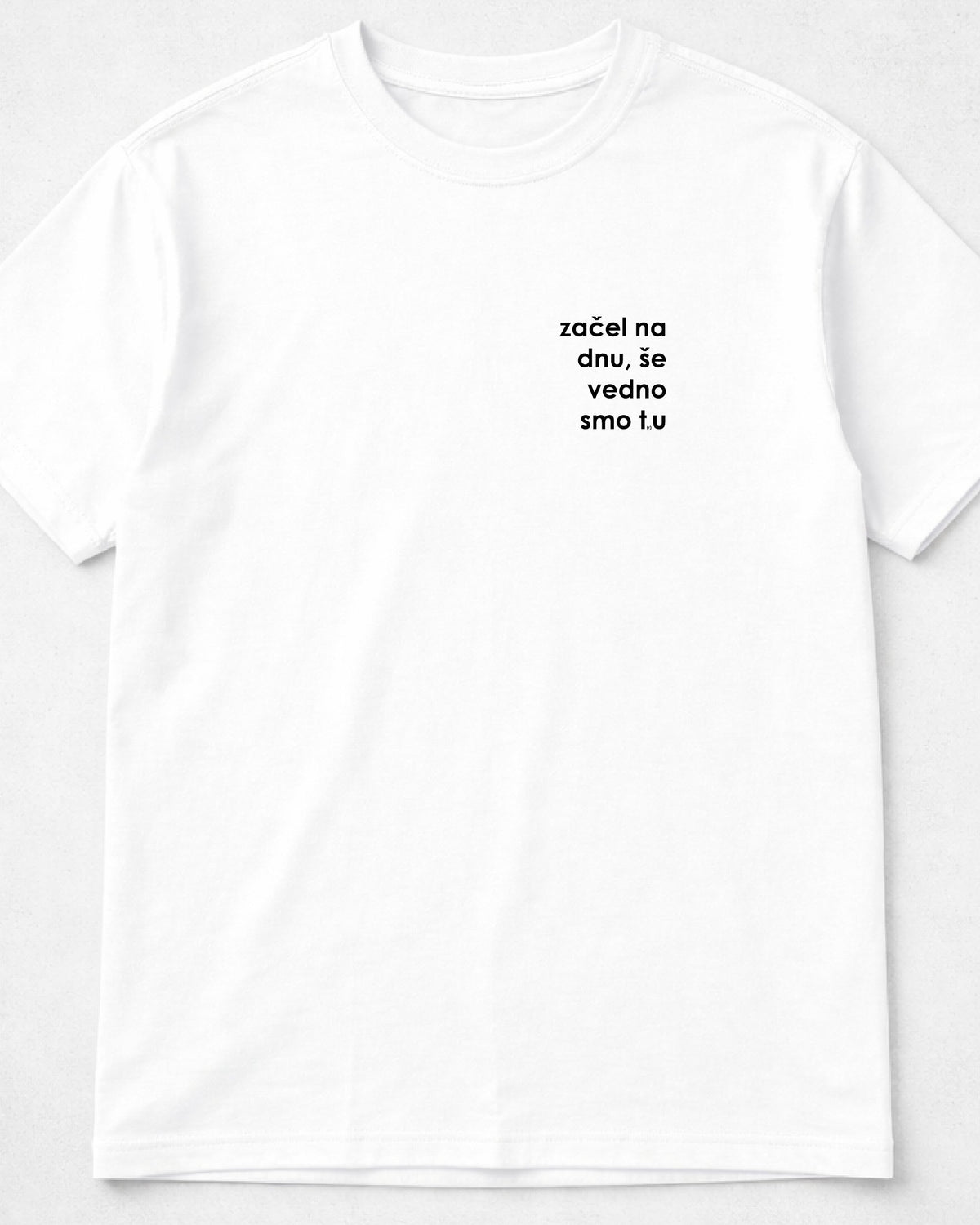 majica "začel na dnu, še vedno smo tru" - mockup bel