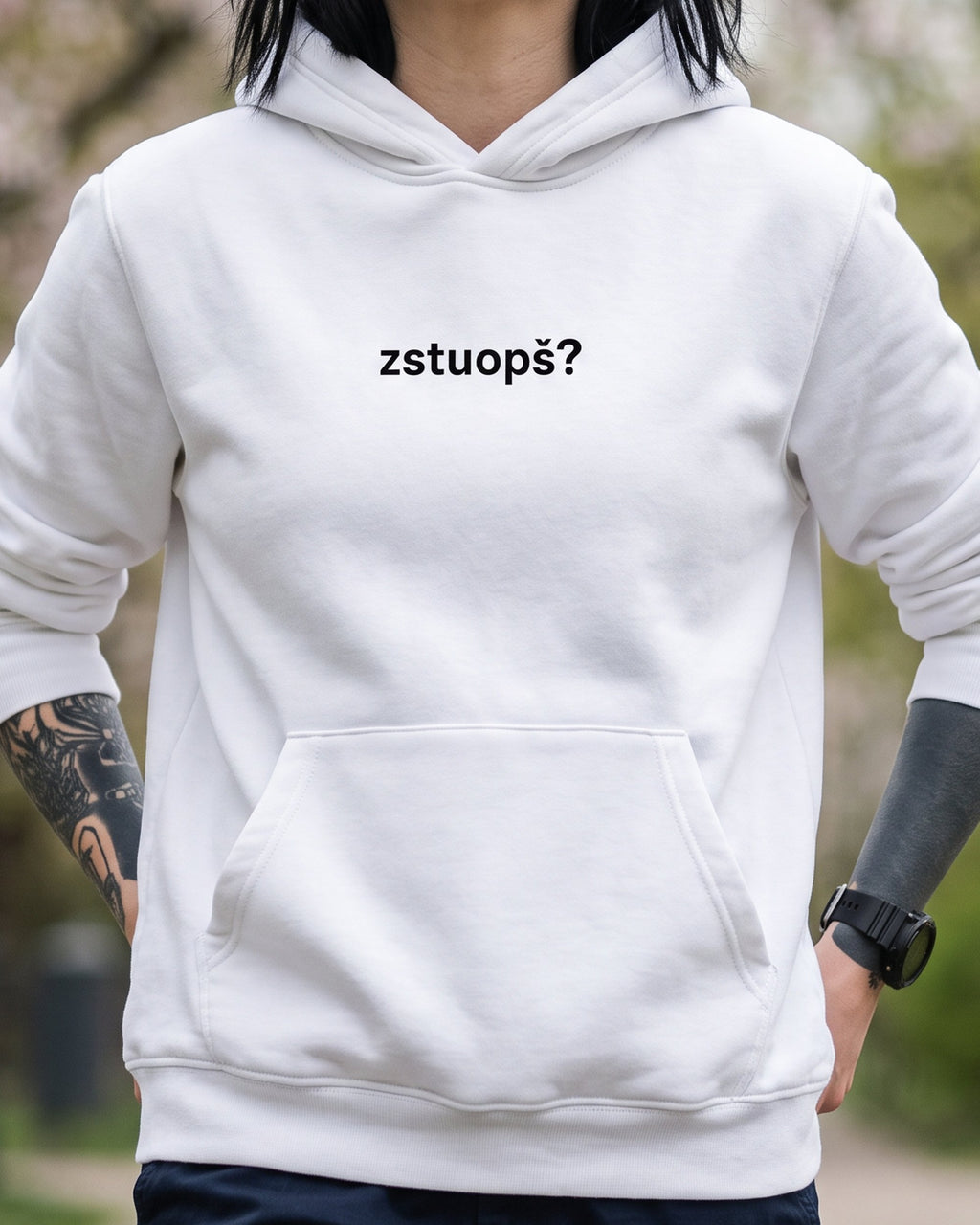 pulover s kapuco "zstuopš?" - na modelu, bela