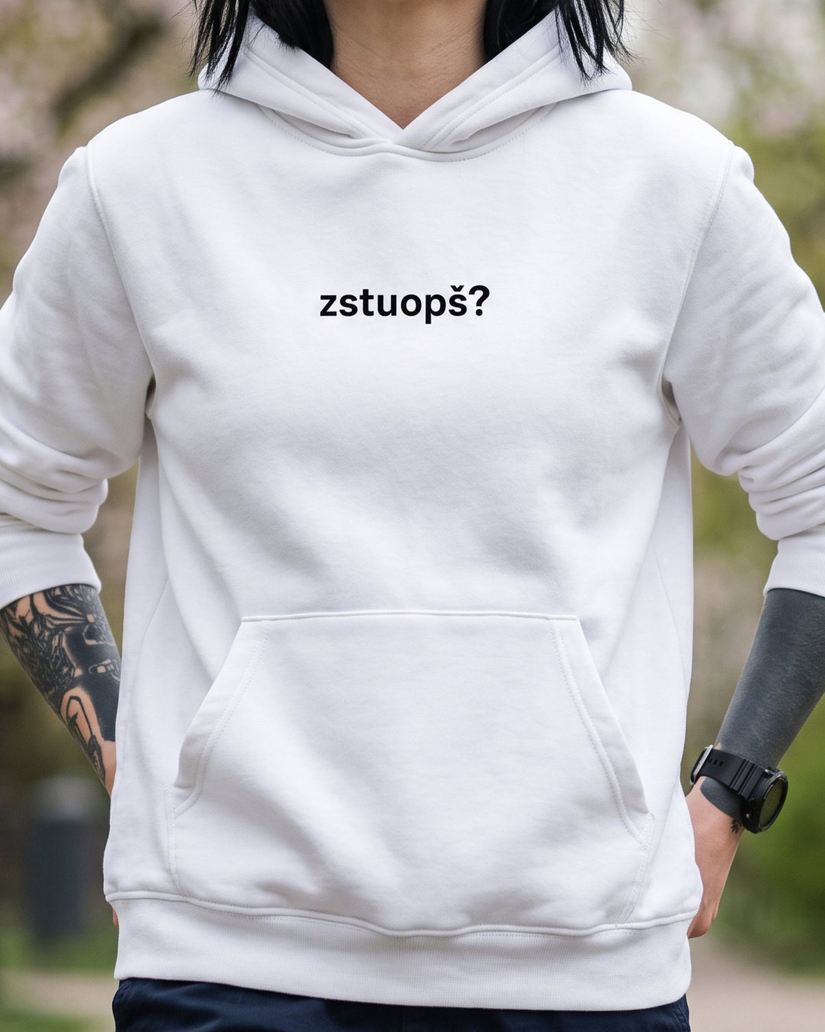 pulover s kapuco "zstuopš?" - na modelu, bela
