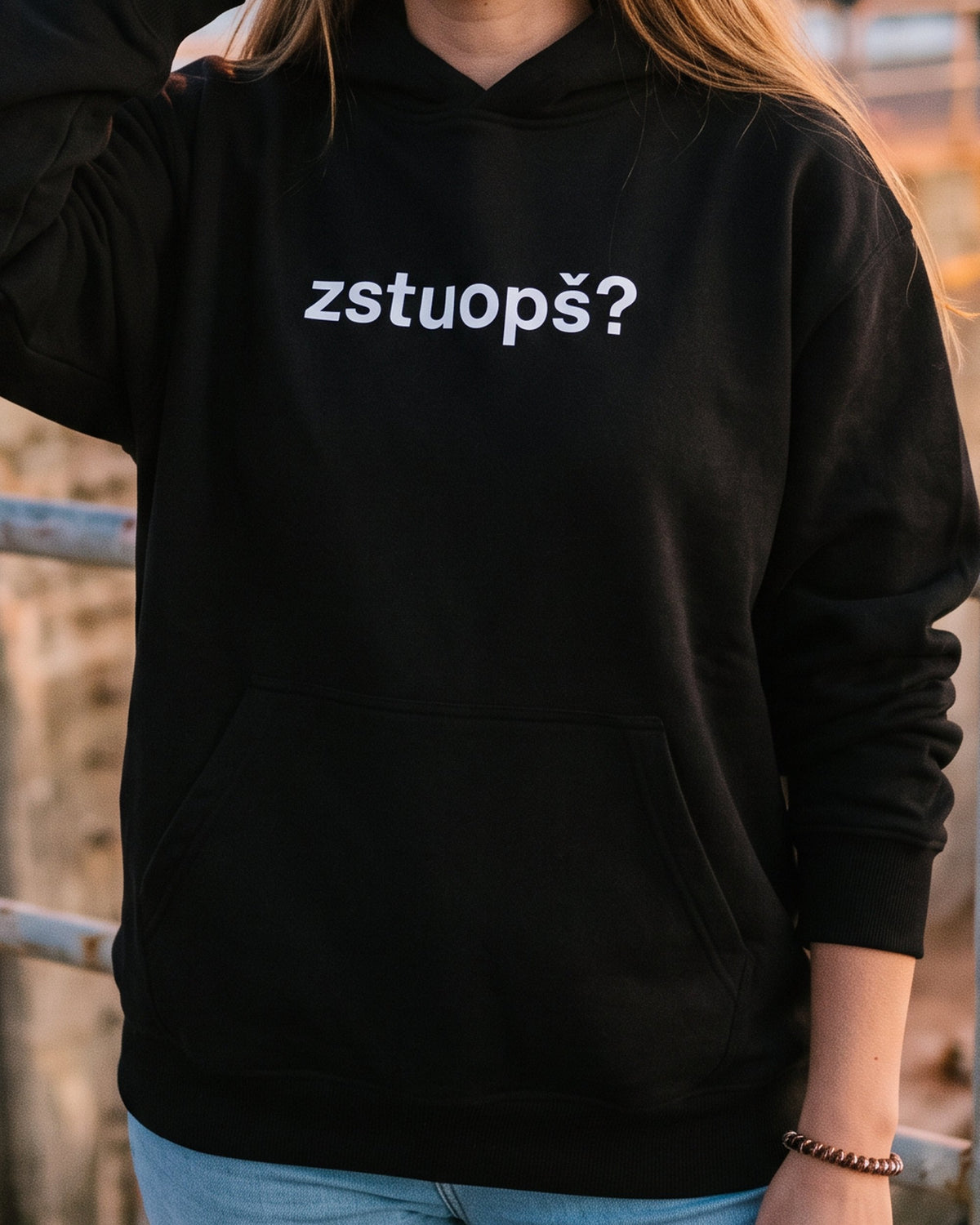 pulover s kapuco "zstuopš?" - na modelu, črna